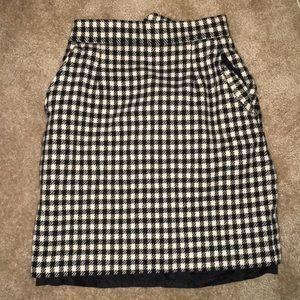 Size 8 plaid skirt WITH POCKETS
